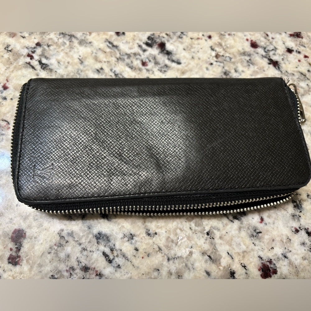 LOUIS VUITTON Authentic 
Black Taiga Leather Zippy Vertical Wallet